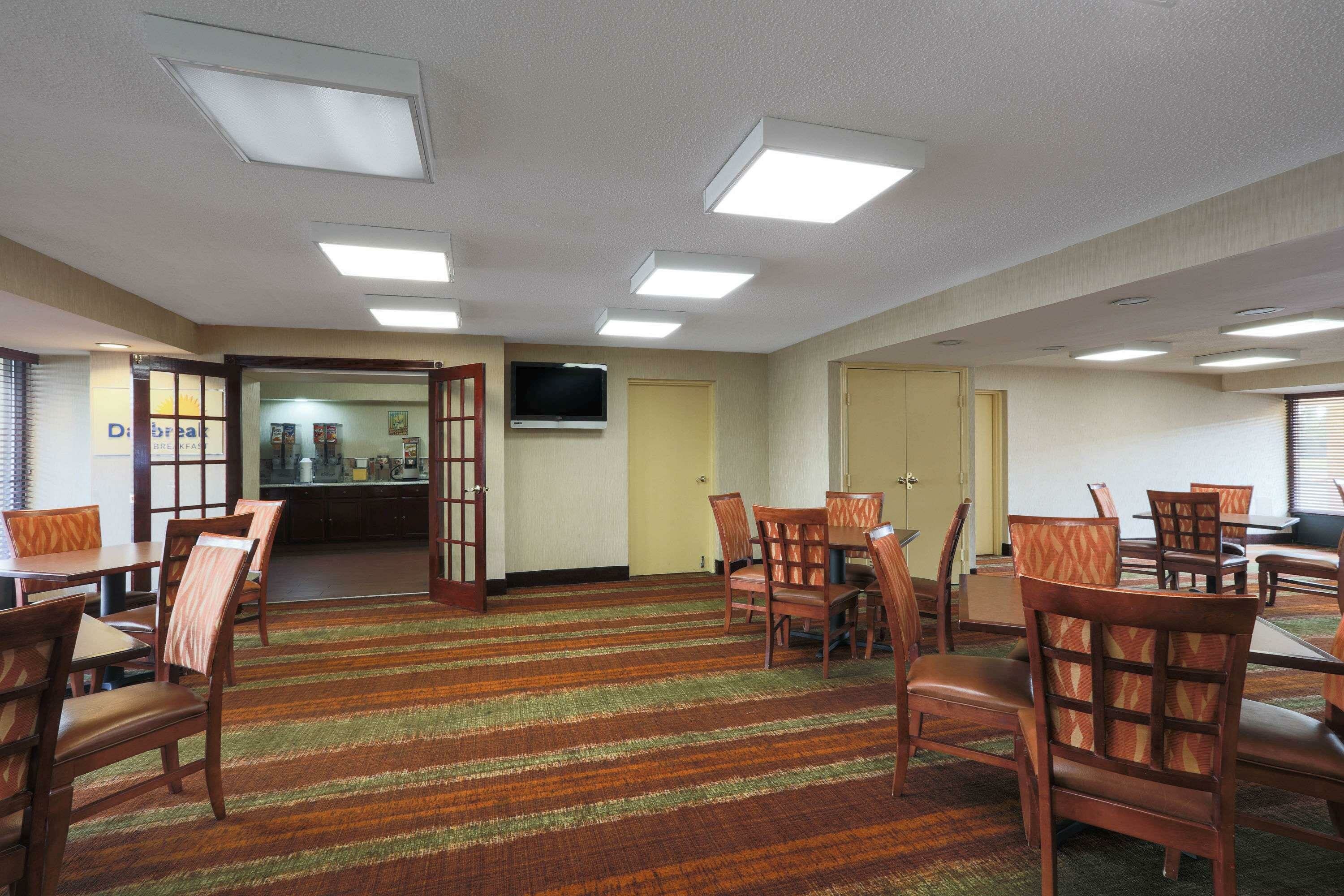 Фото Days Inn by Wyndham Newark Wilmington