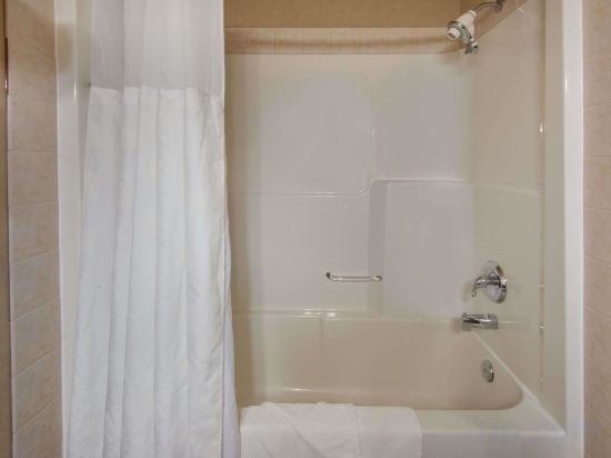 Фото Ramada by Wyndham Drumheller Hotel & Suites