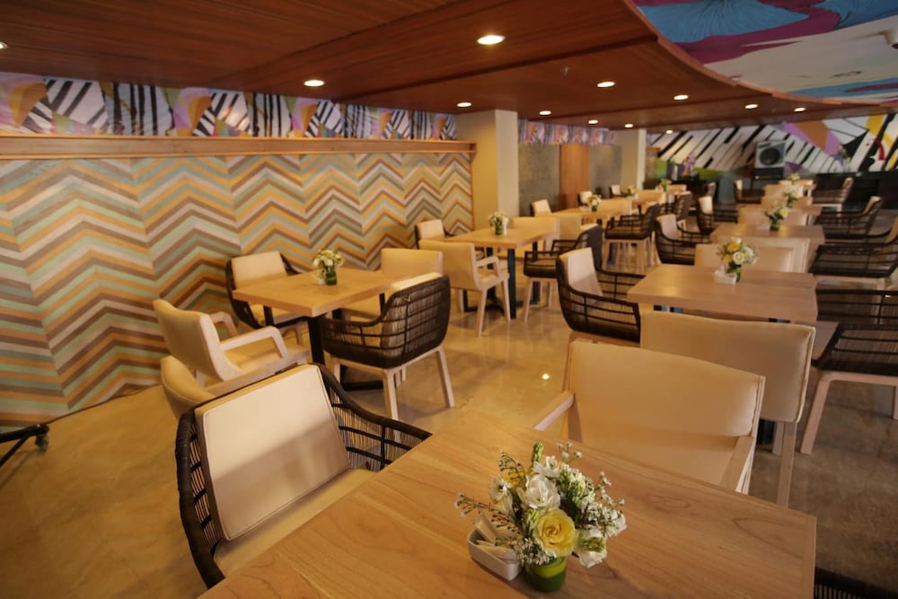 Фото Bedrock Hotel