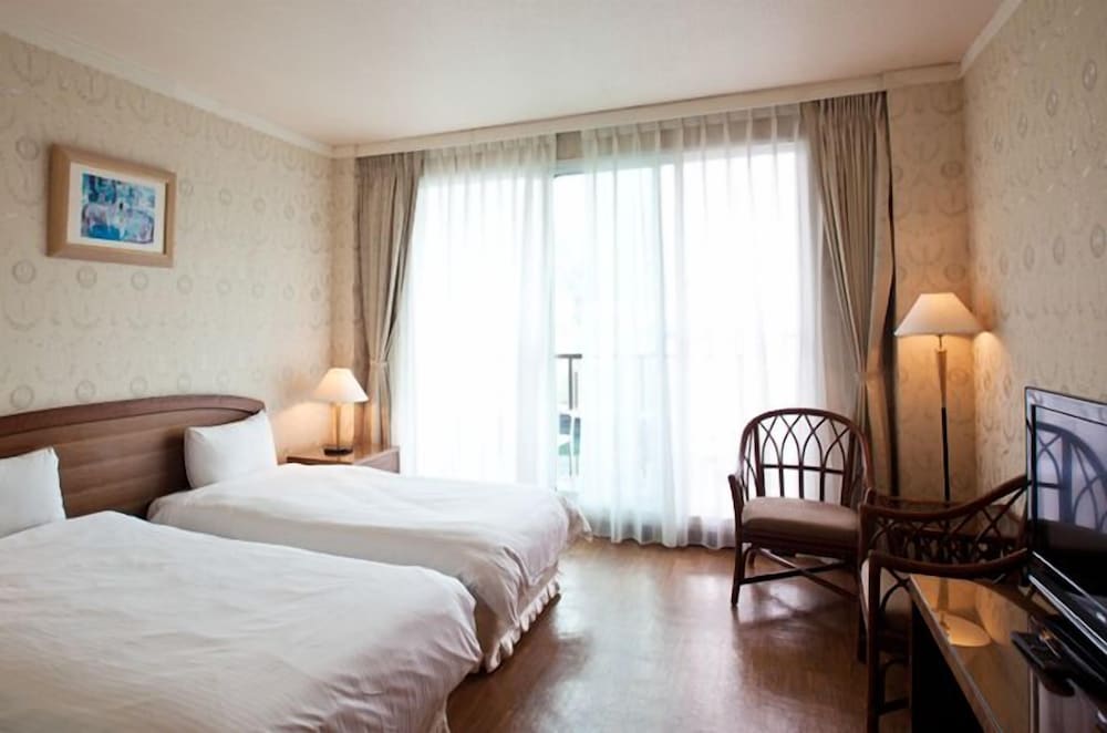 Фото Lakeside Resort Hotel