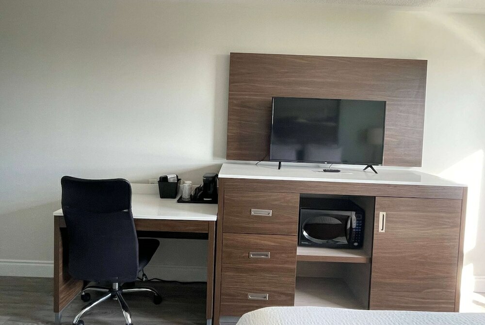 Фото Super 8 by Wyndham Peterborough