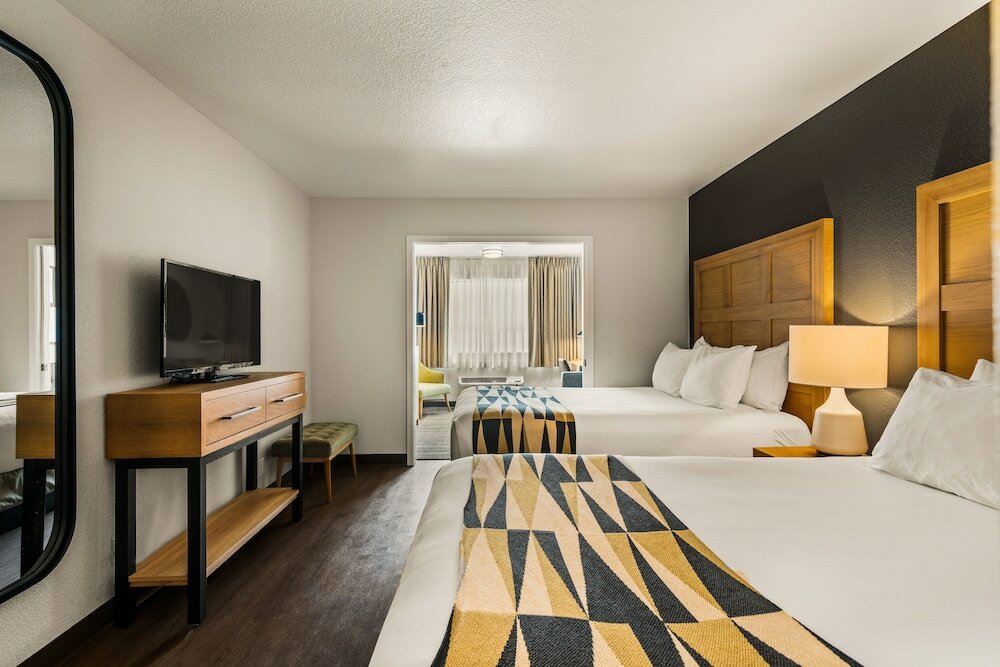 Фото Oxford Suites Redding