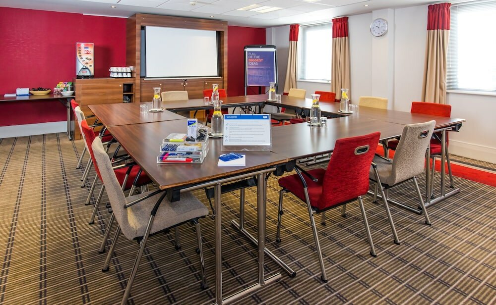 Фото Holiday Inn Express Milton Keynes, an Ihg Hotel