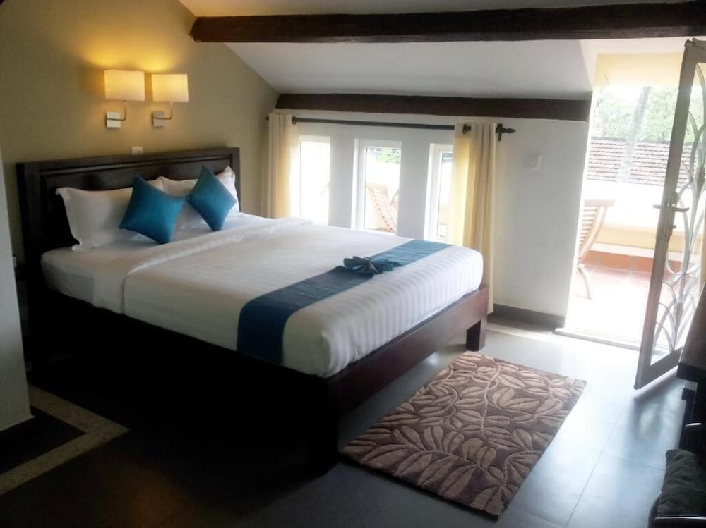 Фото The Columns Hotel