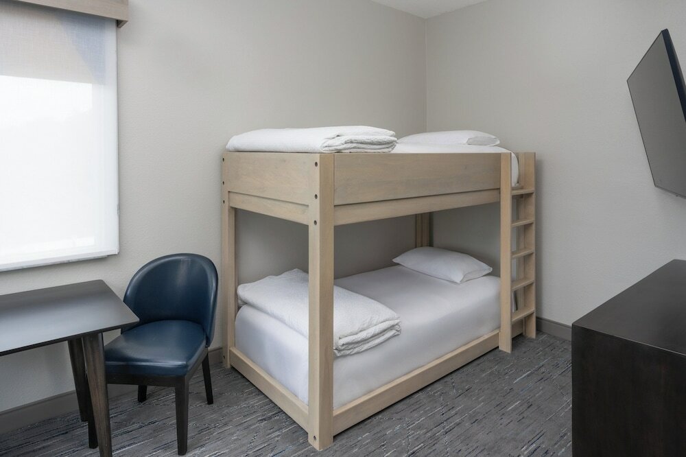 Фото Holiday Inn Express & Suites Orlando International Airport