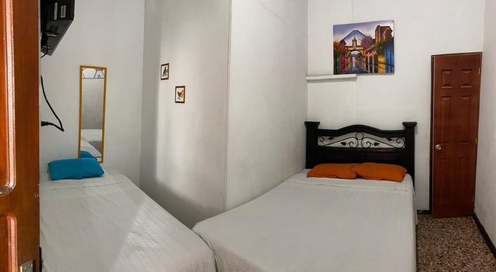 Фото Feathers Hotel and Lounge - Hostel