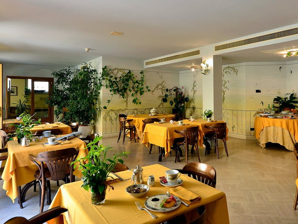 Фото Racetrack Road Hotel