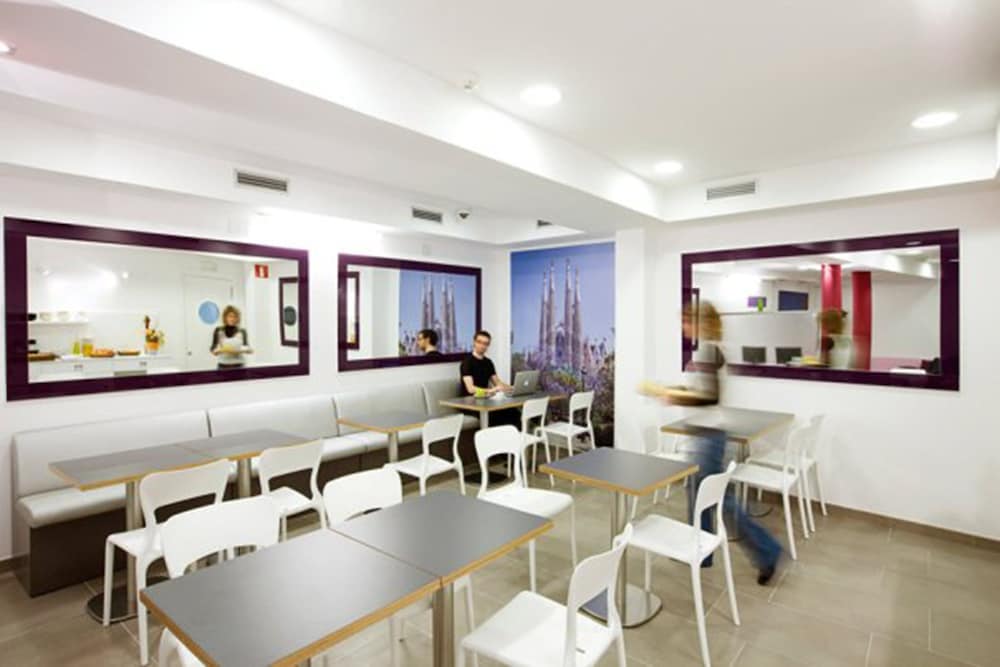 Фото Live And Dream Hostel