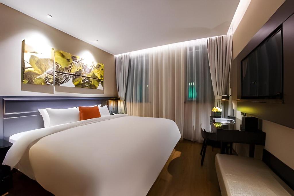 Фото Yitel Premium Shanghai Lujiazui Yuanshen Road Subway Station