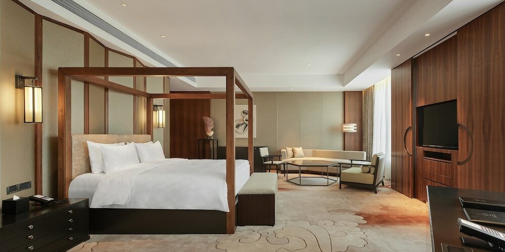 Фото Hualuxe Ningbo Harbor City, an Ihg Hotel