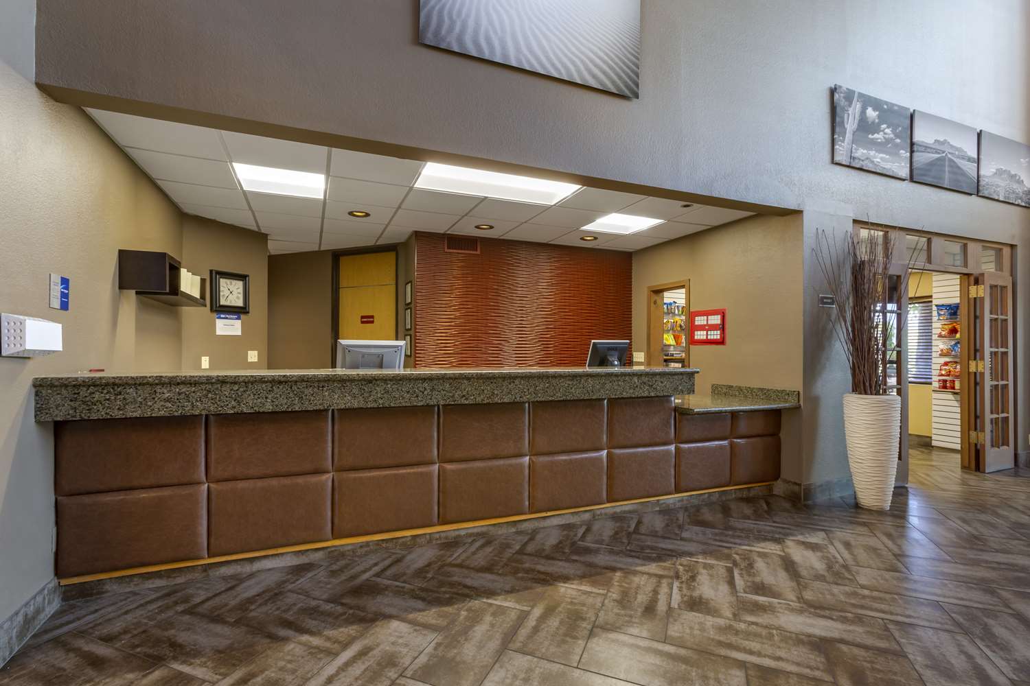 Фото Best Western Plus Scottsdale Thunderbird Suites