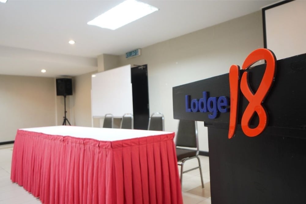 Фото Lodge 18 Hotel