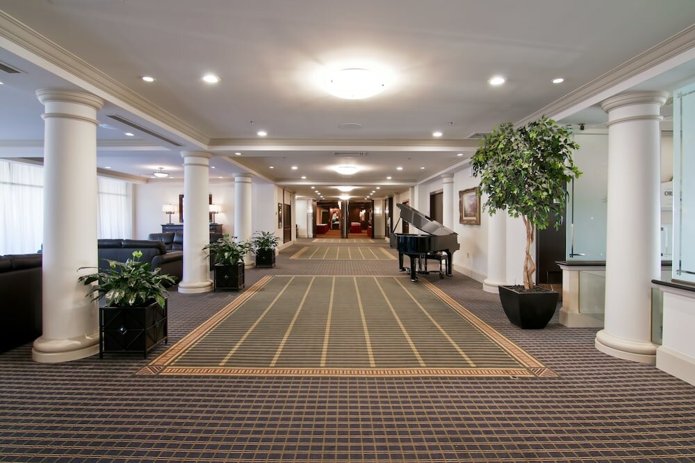 Фото Chateau Lacombe Hotel