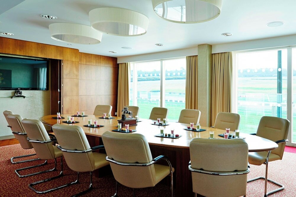 Фото Lingfield Park Marriott Hotel & Country Club