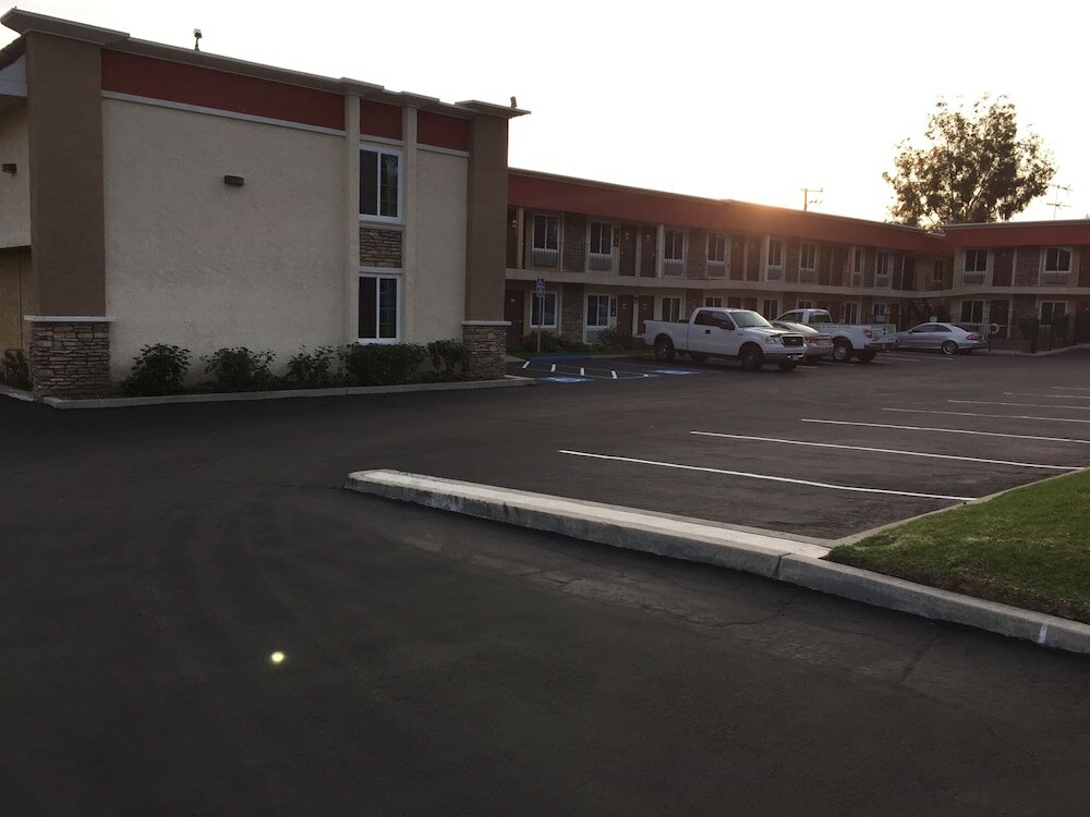 Фото Ontario Inn & Suites