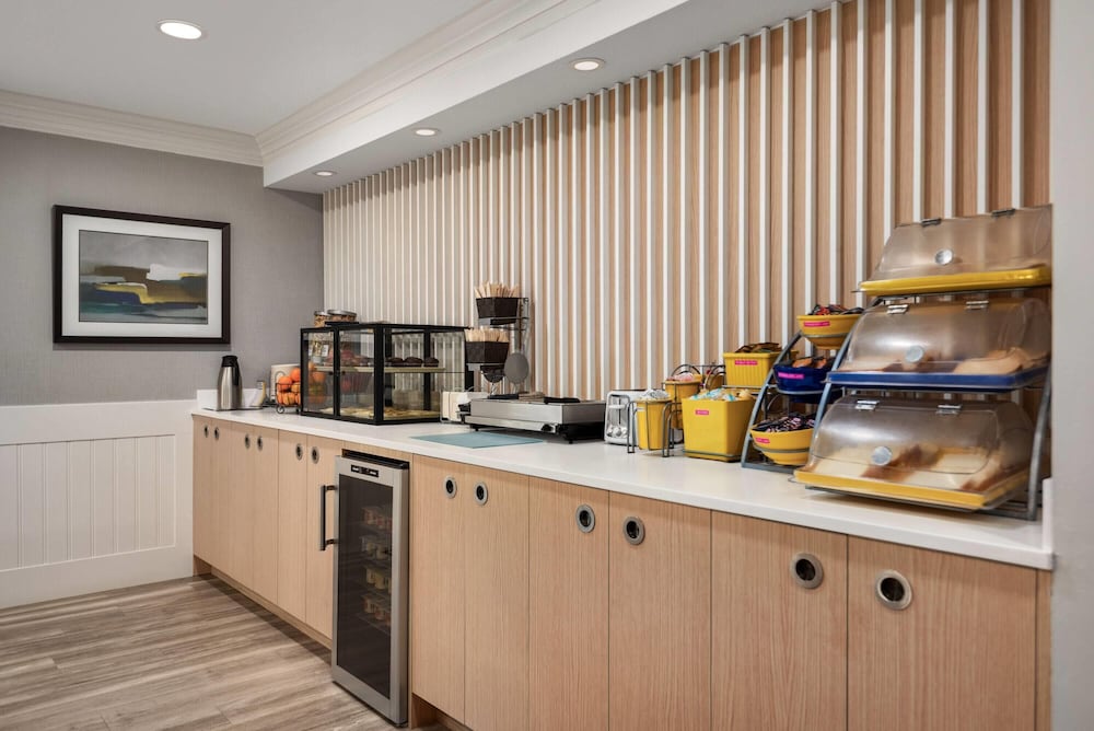 Фото Days Inn by Wyndham Kelowna