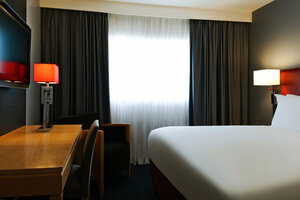 Mercure Paris Cdg Airport & Convention (Roissypole Ouest, Route de la Commune, 95713, Roissy CDG Cedex, France (26 km from Paris), Roissy-En-France (Paris)) ، فندق