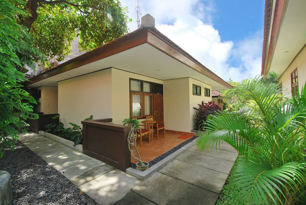 Фото Yulia Beach Inn Kuta