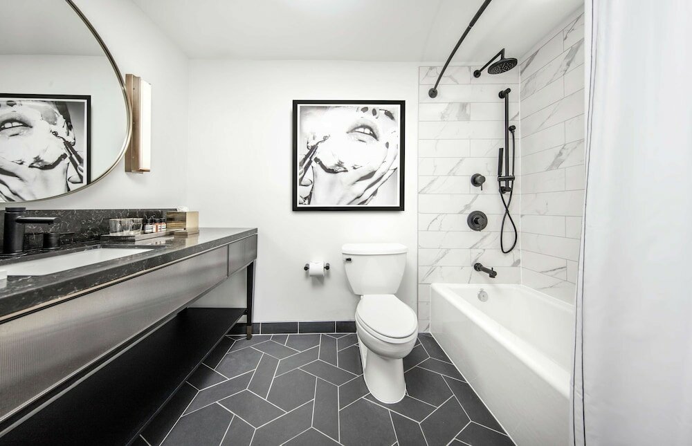 Фото C. Baldwin, Curio Collection by Hilton