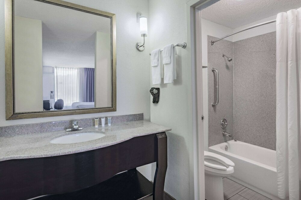 Фото Days Inn and Suites by Wyndham Oxford