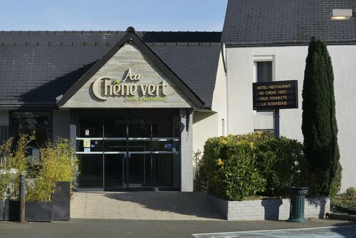 Гостиница The Originals City, Hôtel Au Chêne Vert в Сен-Бриё