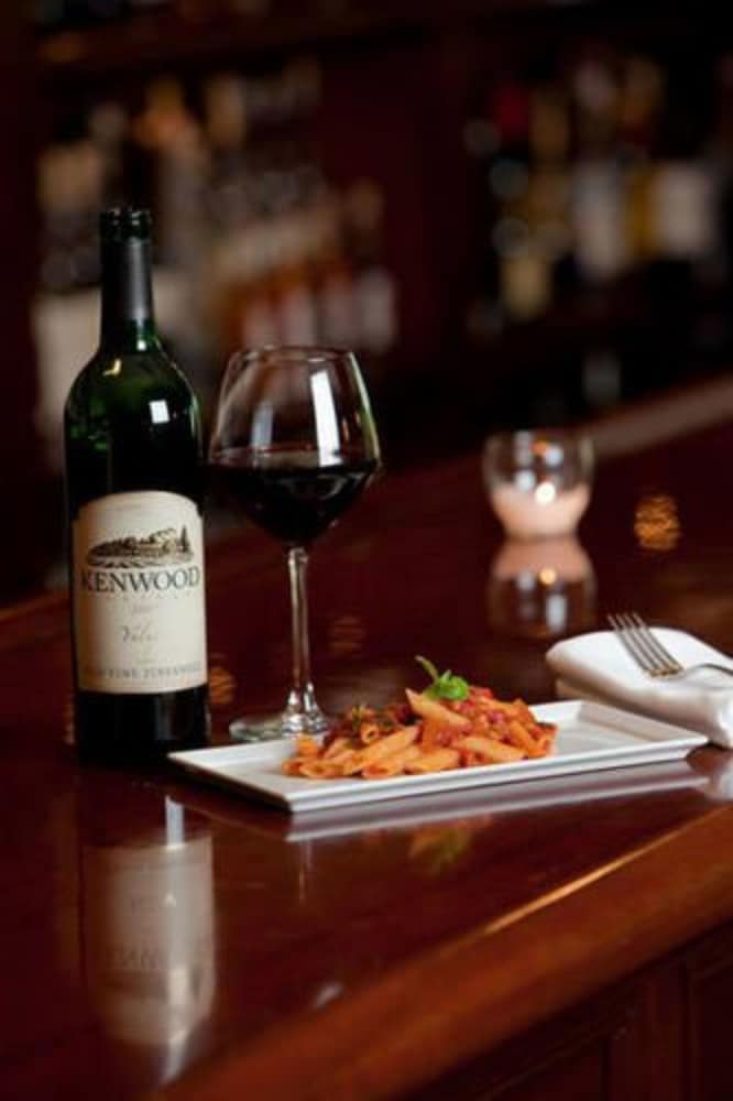 Фото Gateways Inn & Restaurant