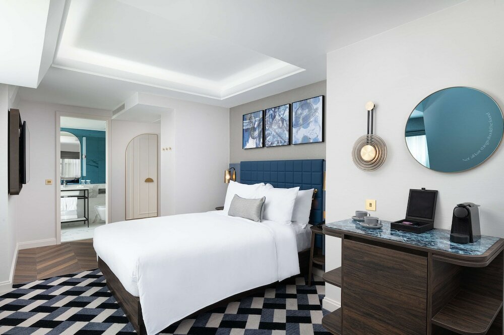 Фото Lost Property St. Paul's London, Curio Collection by Hilton