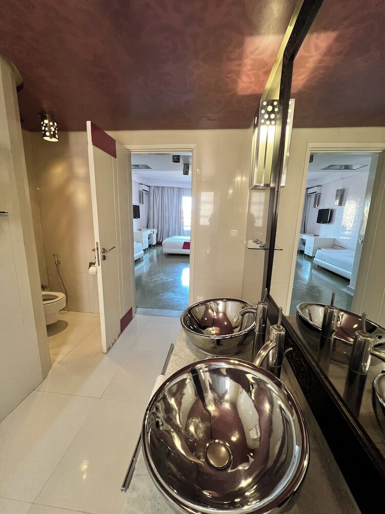 Фото La Renaissance Hotel