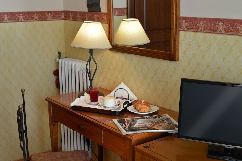 Фото Pinto Storey Hotel