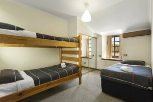 Гостиница Village Family Motor Inn