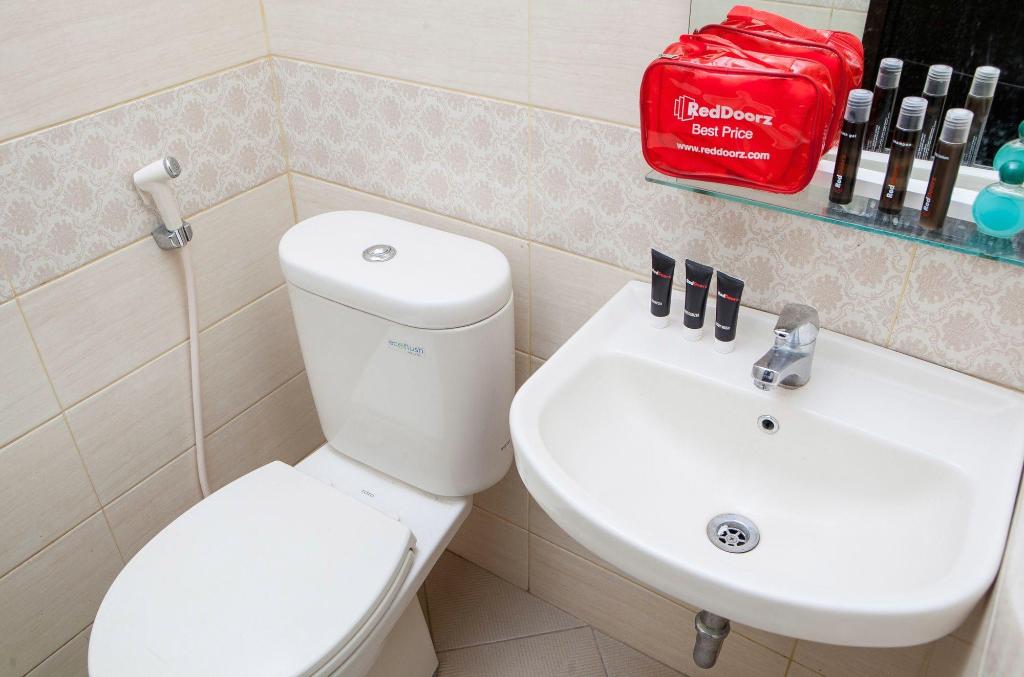 Фото RedDoorz Plus near Isola Upi