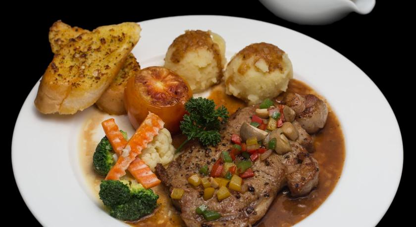 Фото I-Rovers Sports Bar & Guesthouse