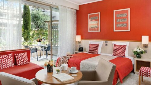 Внешний вид отеля The Originals Boutique, Hôtel Les Strélitzias, Antibes в Антибе, фото 5