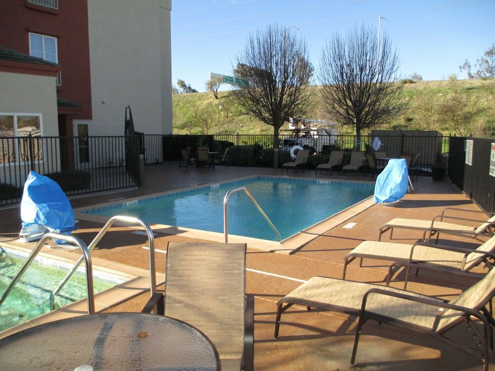 Фото Best Western Plus Delta Inn & Suites