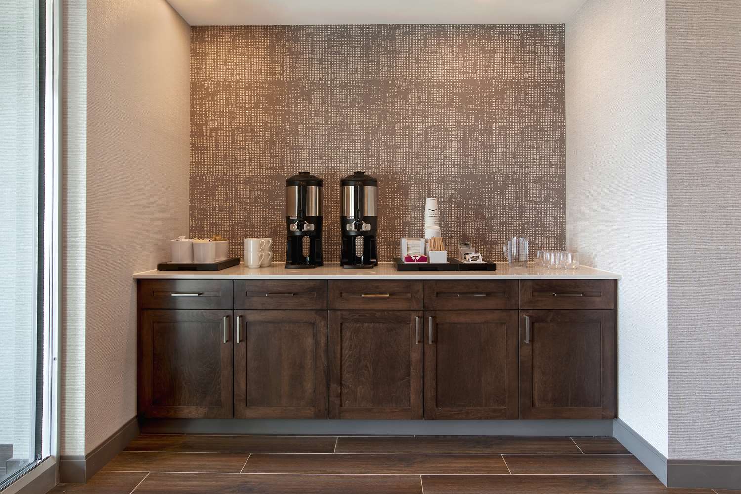 Фото Hampton Inn & Suites Ottawa West