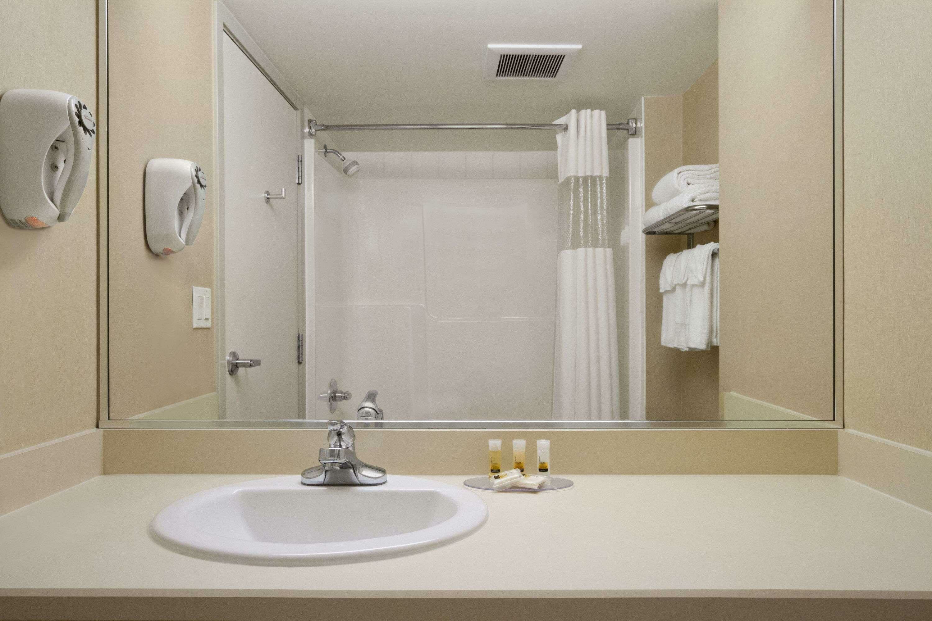 Фото Days Inn by Wyndham Edmonton South