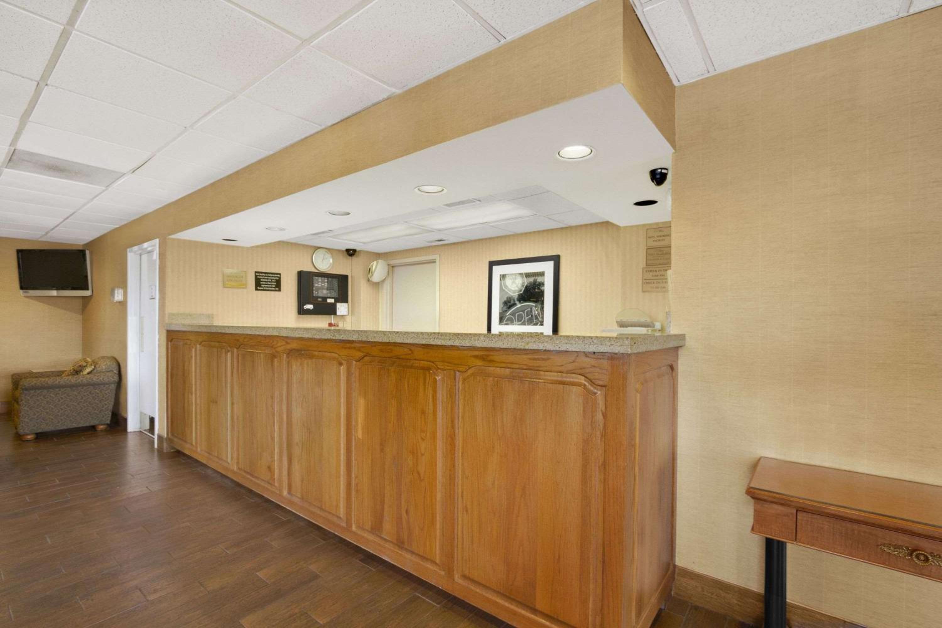 Фото Super 8 by Wyndham Oxford