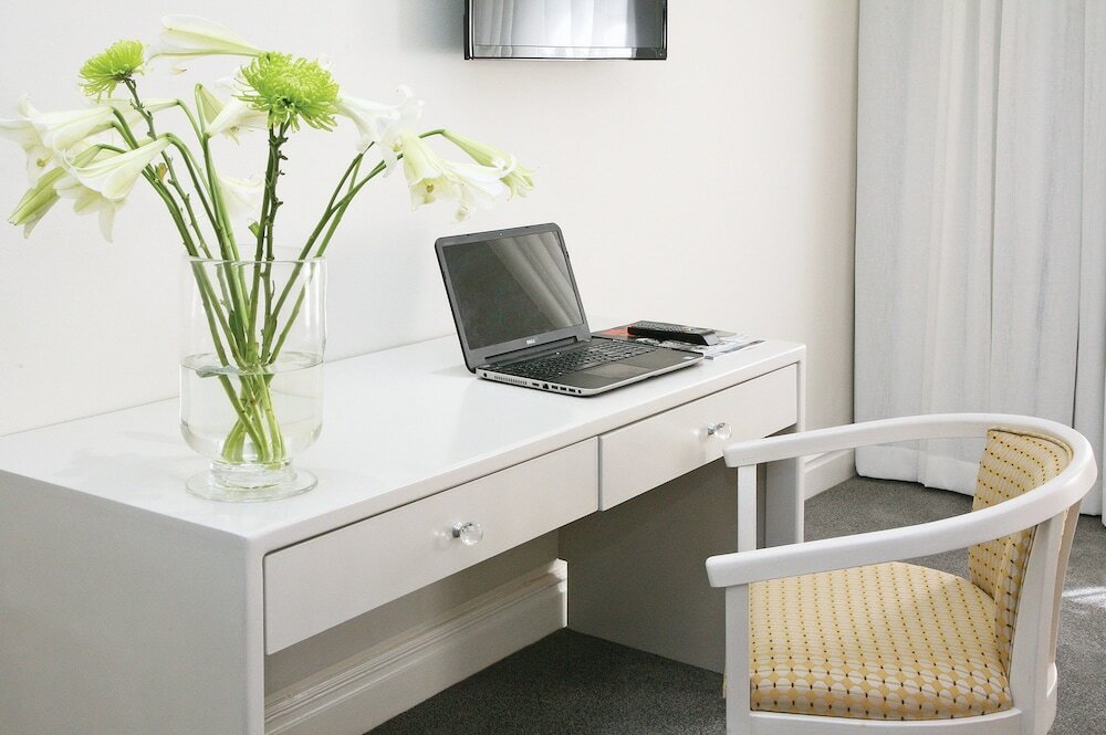 Фото Hollow on the Square City Hotel