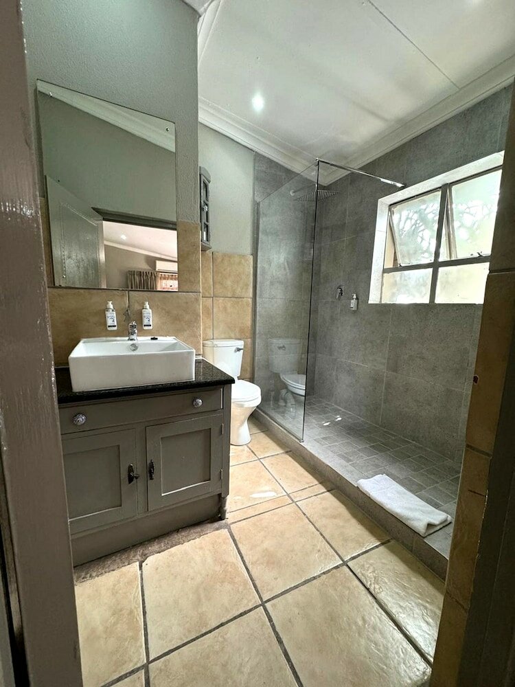 Фото Shangri-La Country Hotel