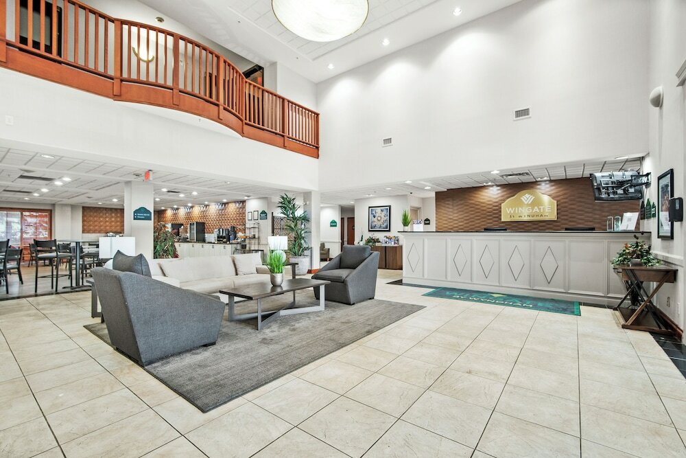 Фото Wingate by Wyndham Edmonton West