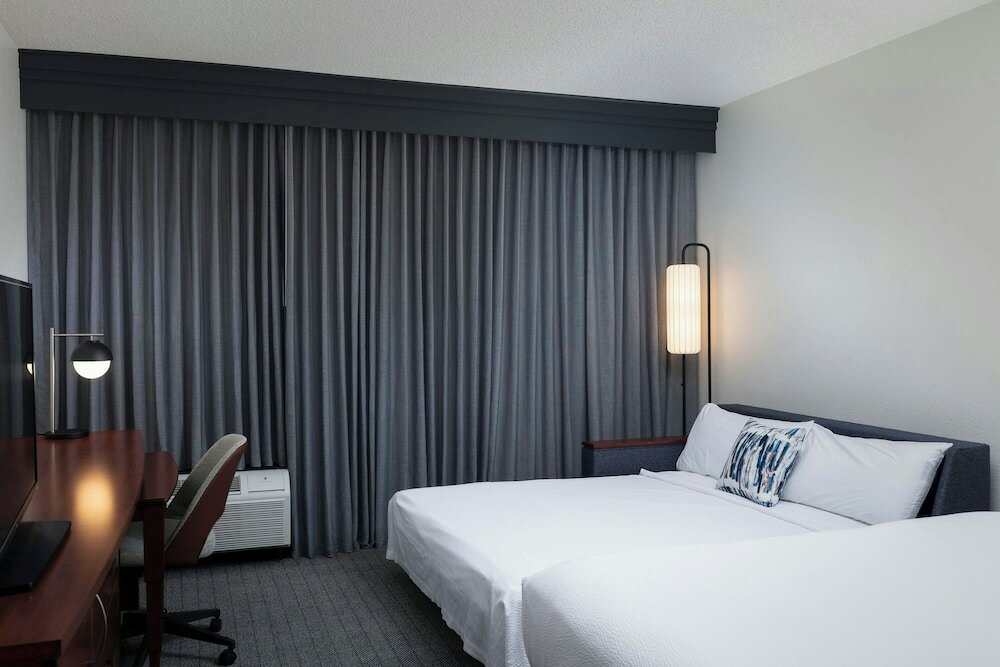 Фото Courtyard by Marriott Denver Central Park