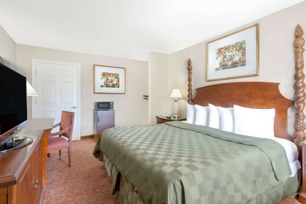 Фото Days Inn by Wyndham Kingman East