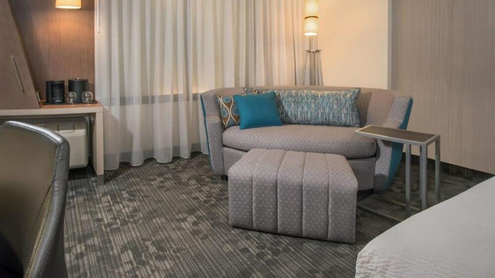 Фото Courtyard by Marriott Wayne Fairfield