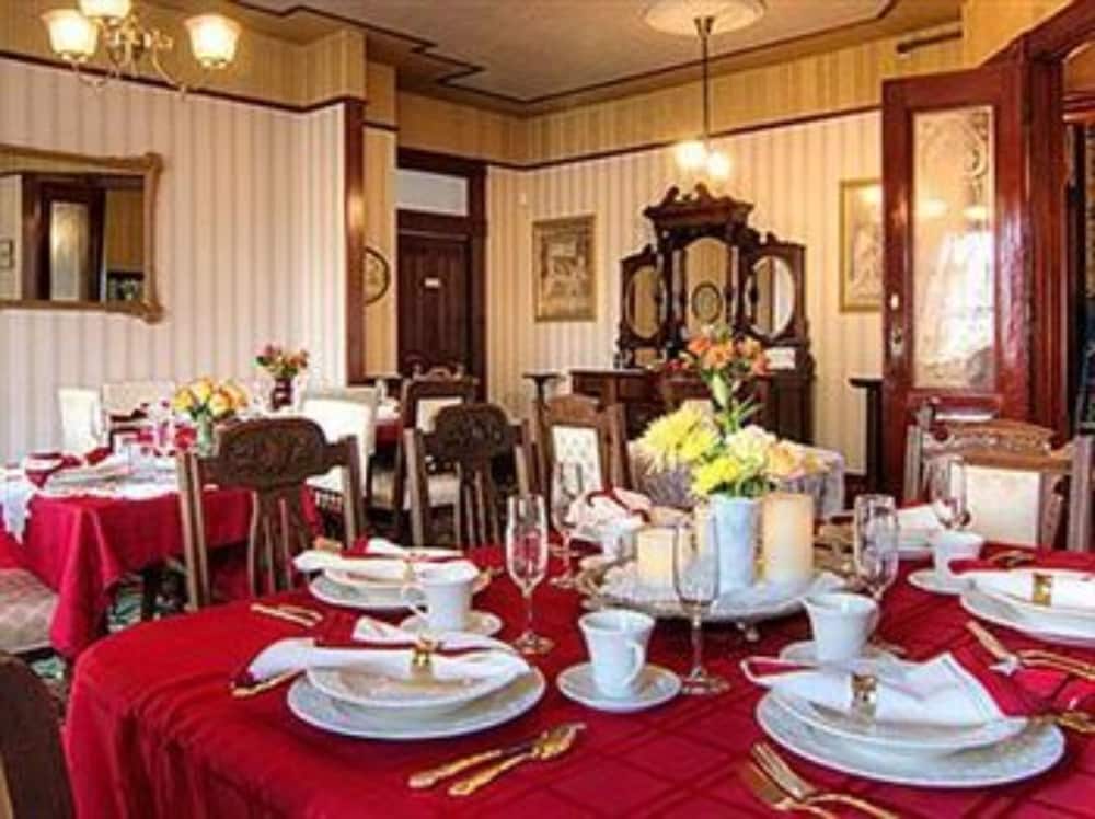 Фото Gingerbread Mansion Inn