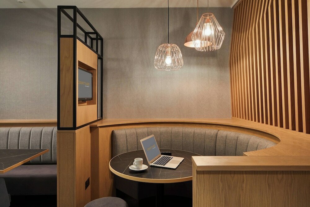 Фото Courtyard by Marriott Oxford City Centre