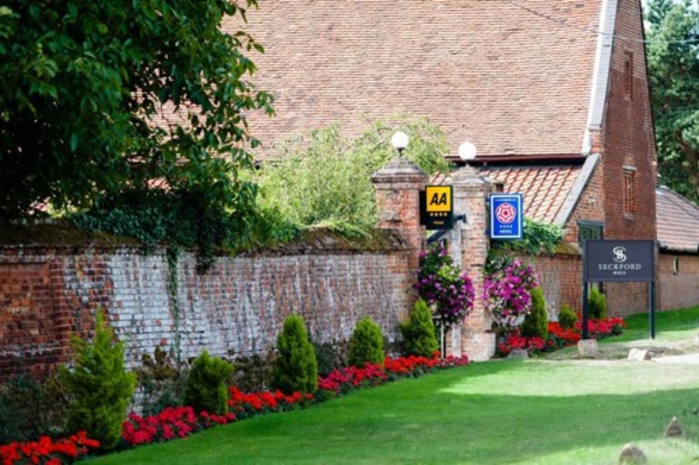 Фото Seckford Hall Hotel & SPA