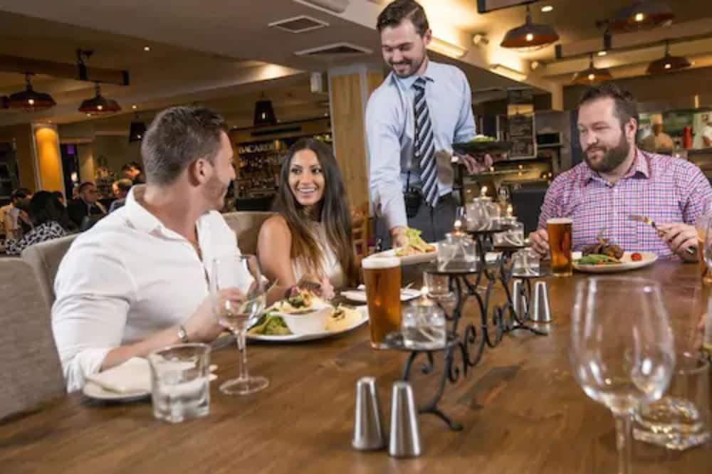 Фото The Colmslie Hotel