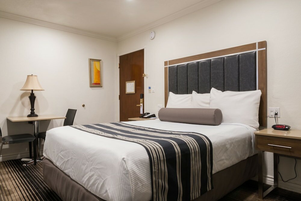 Фото Rodeway Inn & Suites Pacific Coast Highway