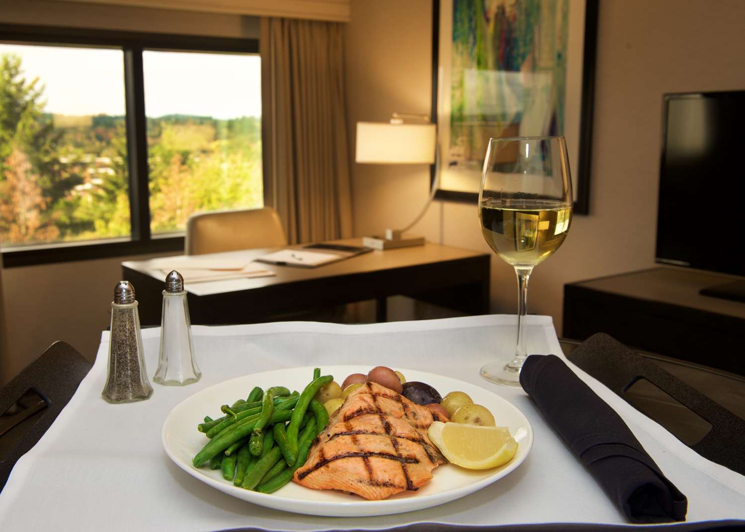 Фото Embassy Suites by Hilton Portland Washington Square