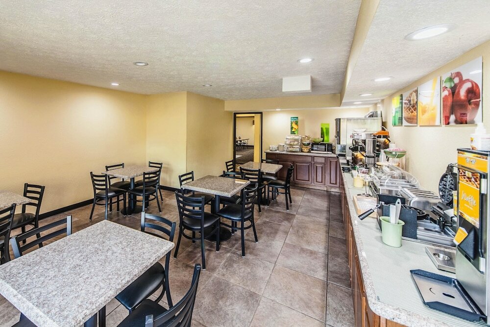 Фото Quality Inn Decatur near Us-224